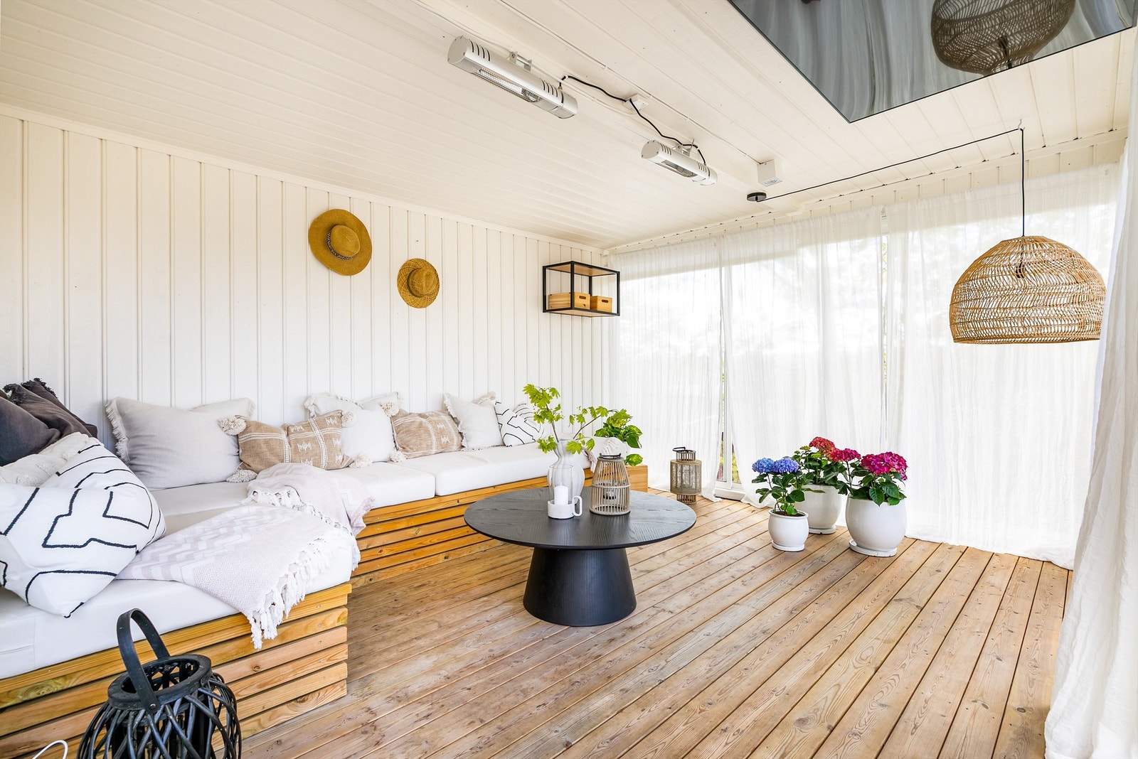 På varme sommerdager er utestuen en behagelig sval lounge som kan åpnes mot terrassen i front. Galleribilde