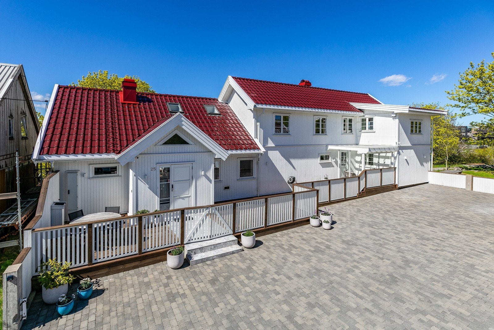 Gårdsplassen er utført med belegningsstein som gir et helhetlig og ryddig uttrykk. Galleribilde