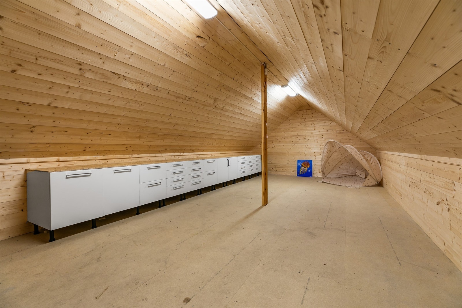 Med et totalt gulvareal på ca. 30 kvm. har garasjens loft meget gode lagringsmuligheter. Adkomst skjer via innvendig trapp. Galleribilde