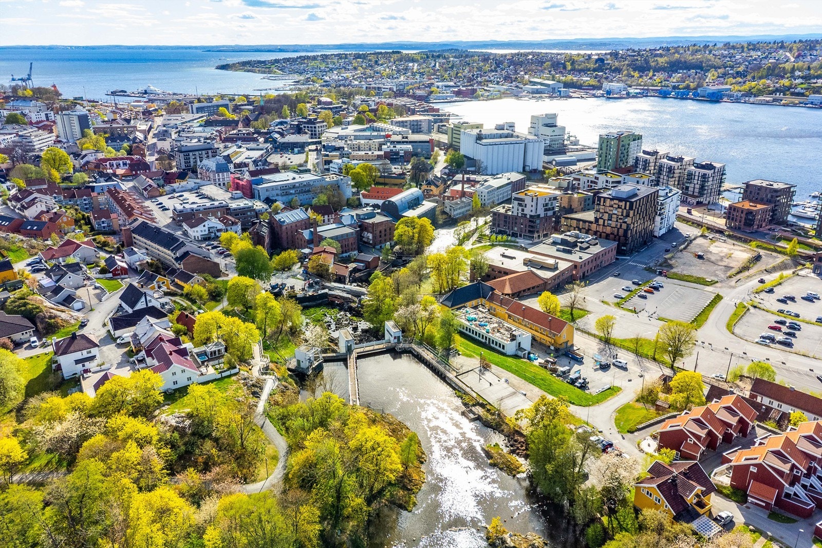 Like nedenfor Bjerget ligger den nye og spennende bydelen Verket med blant annet promenade, spisesteder og flott badestrand. Galleribilde