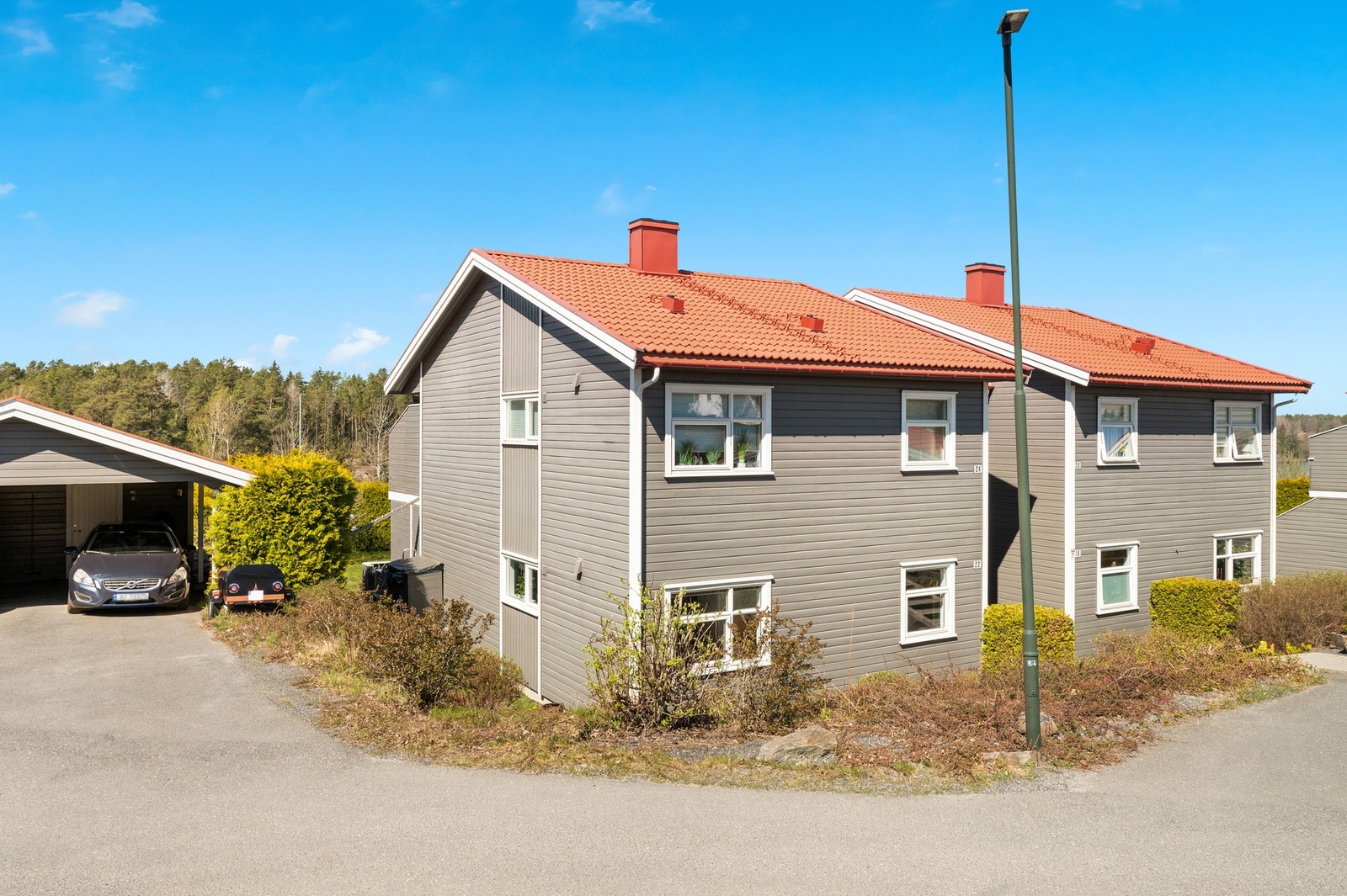 Praktisk carport med tilhørende bod rett utenfor boligen. Galleribilde