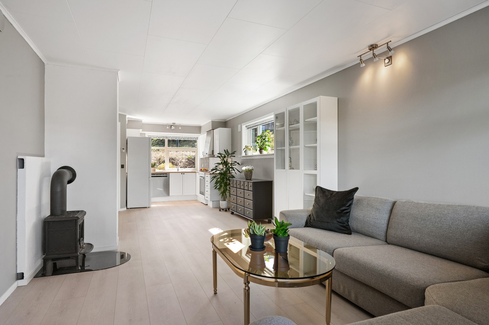 Lys og luftig åpen kjøkken- og stueløsning som skaper en romslig og innbydende atmosfære. Galleribilde