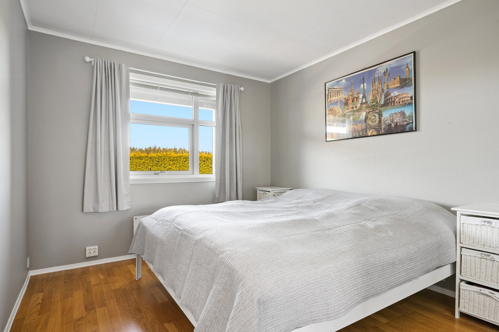 Romslig soverom med god plass til møbler. Galleribilde