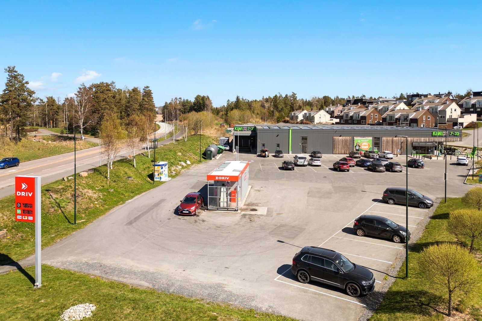 Praktisk beliggenhet med dagligvarebutikk og bensinstasjon i umiddelbar nærhet. Galleribilde