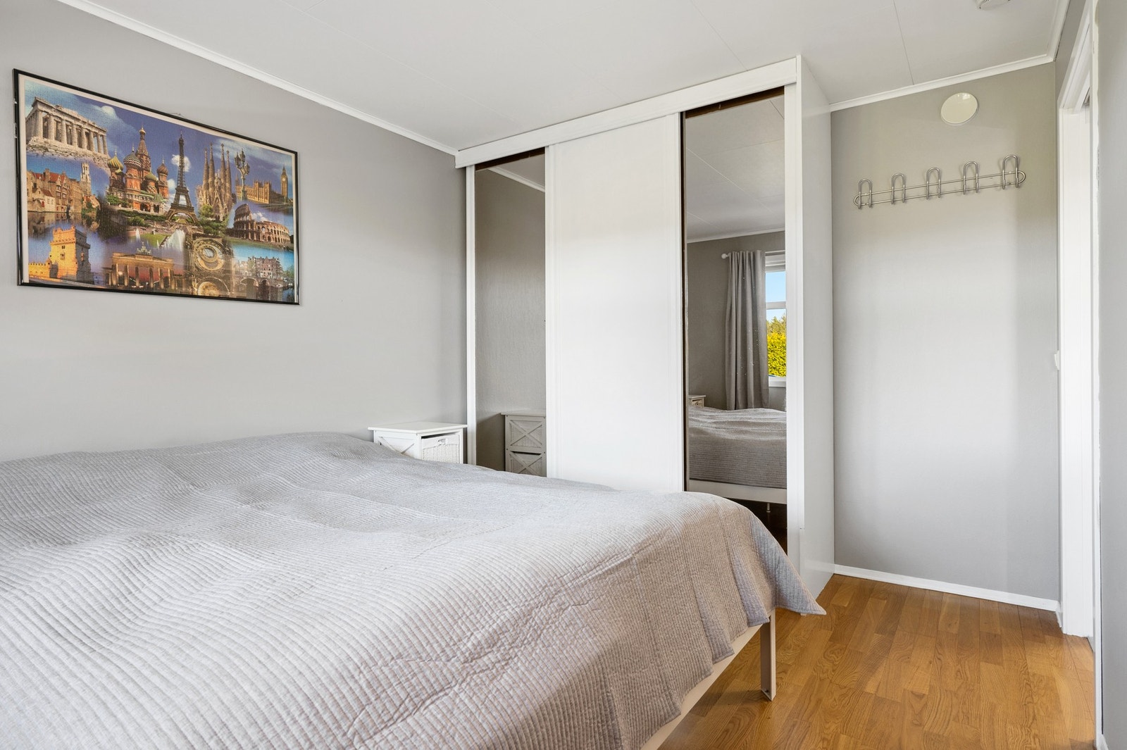 Soverommet har skyvesørsgarderobe, som byr på god og arealeffektiv oppbevaring. Galleribilde