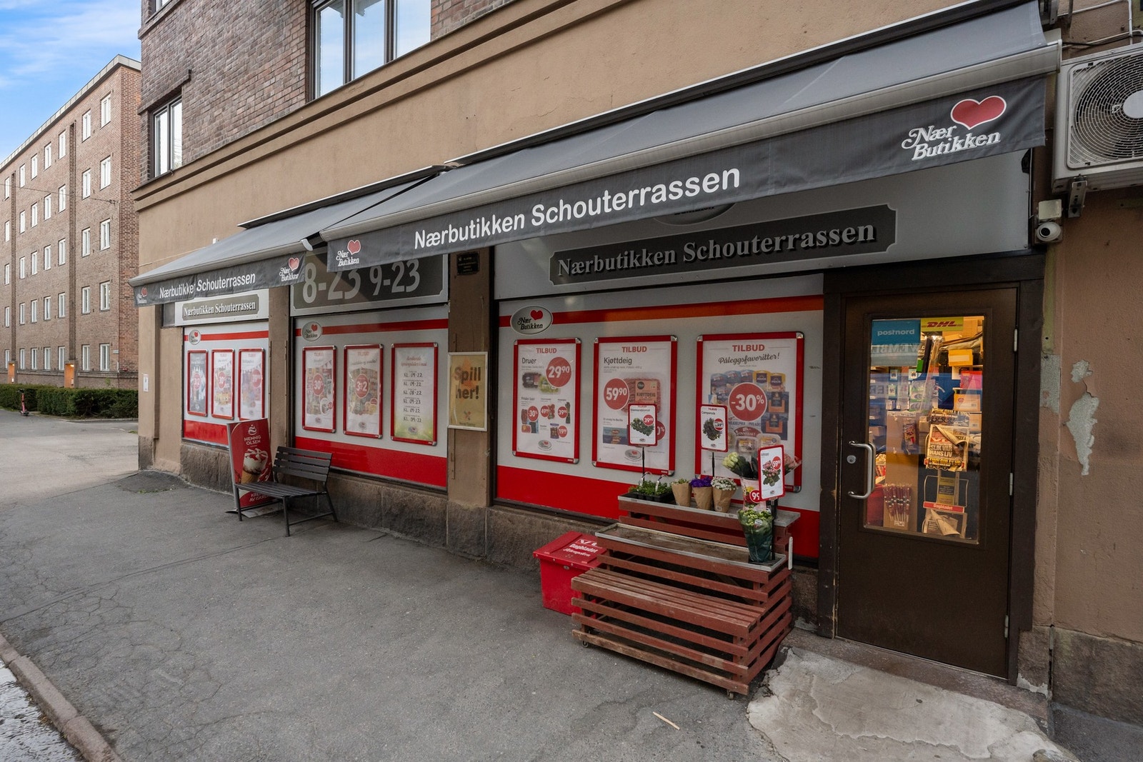 Innen for meget kort gange finner du Nærbutikk som er åpen alle dager. Galleribilde