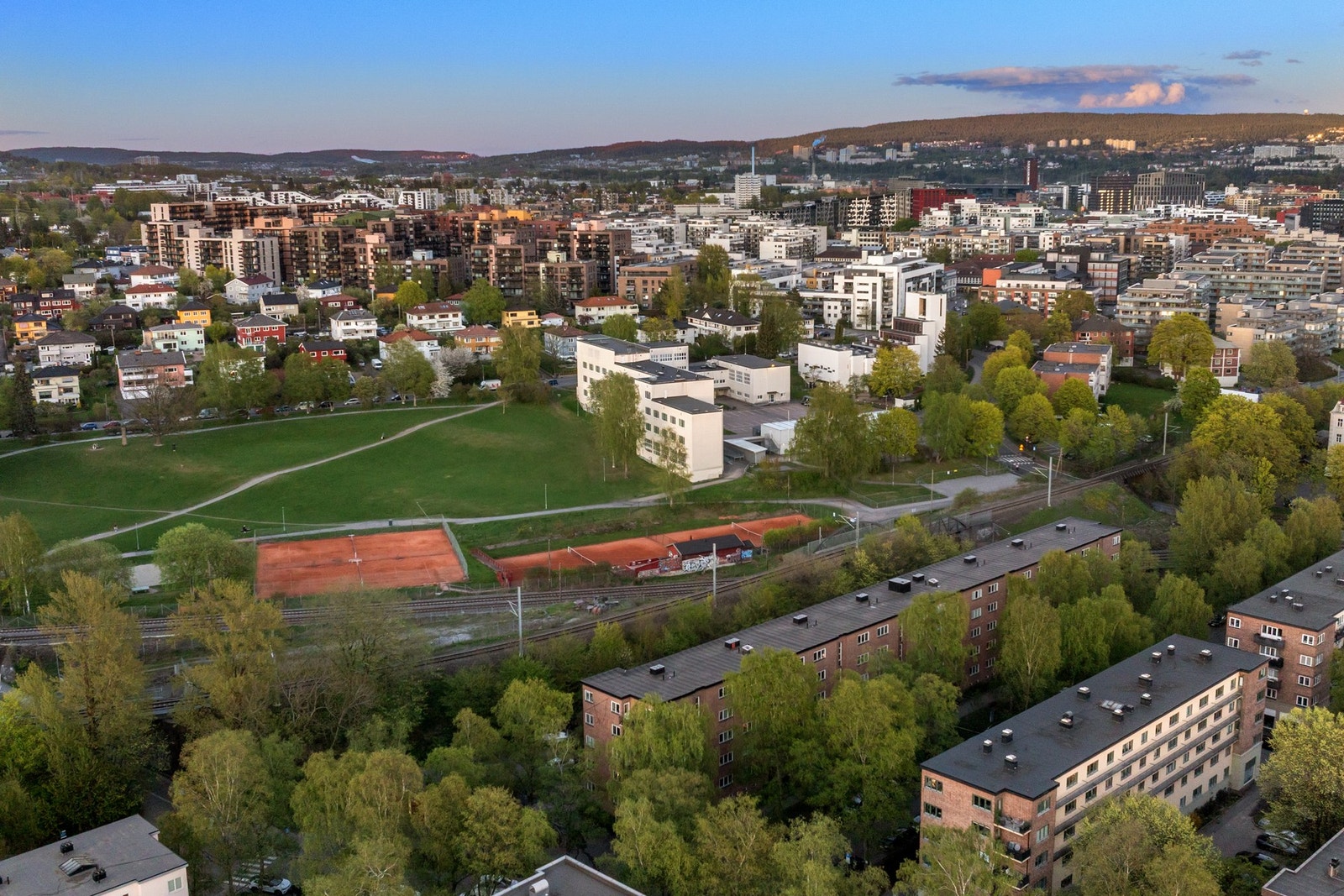 Boligen er godt plassert mellom flere fine parker. Galleribilde