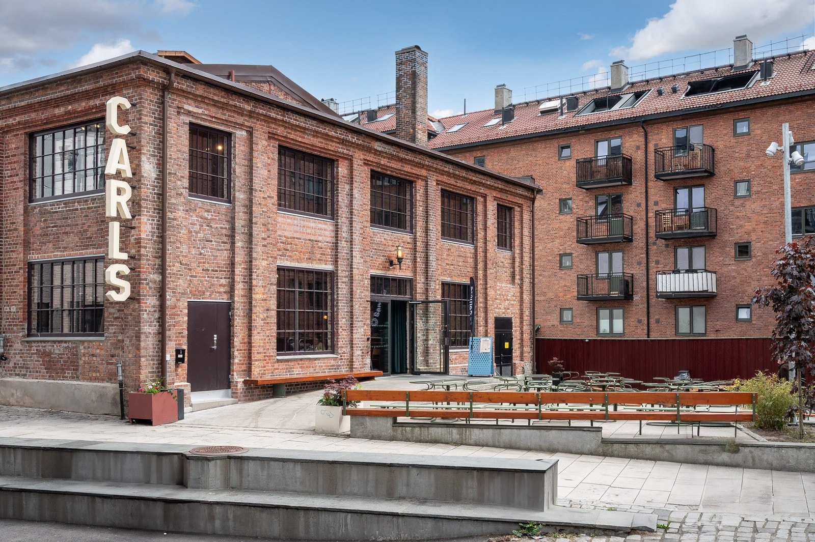 Ved Carl Berner-krysset ligger populære Carls som huser vinbar, kafé, bar og restaurant. Galleribilde