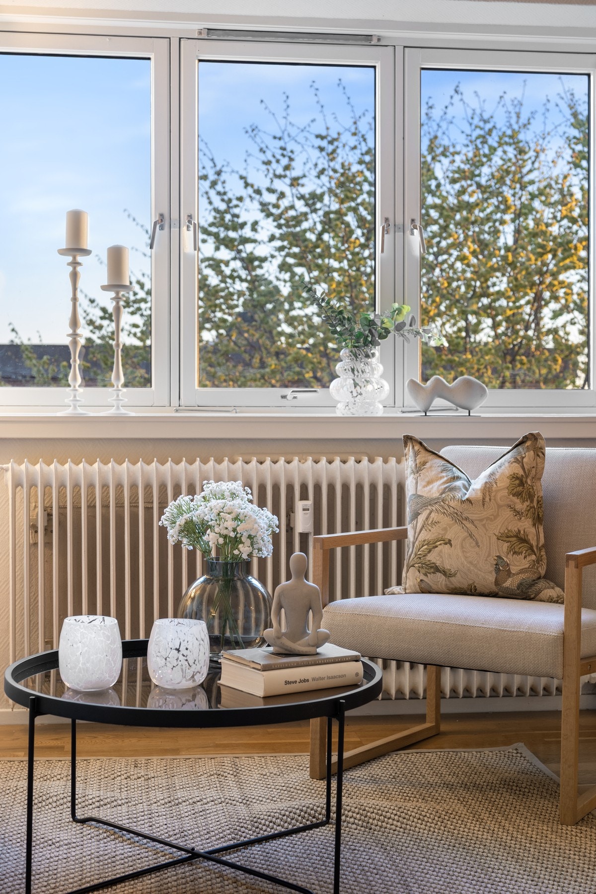 Vinduene slipper inn rikelig med naturlig lys og skaper en lys og trivelig stemning i rommet. Galleribilde