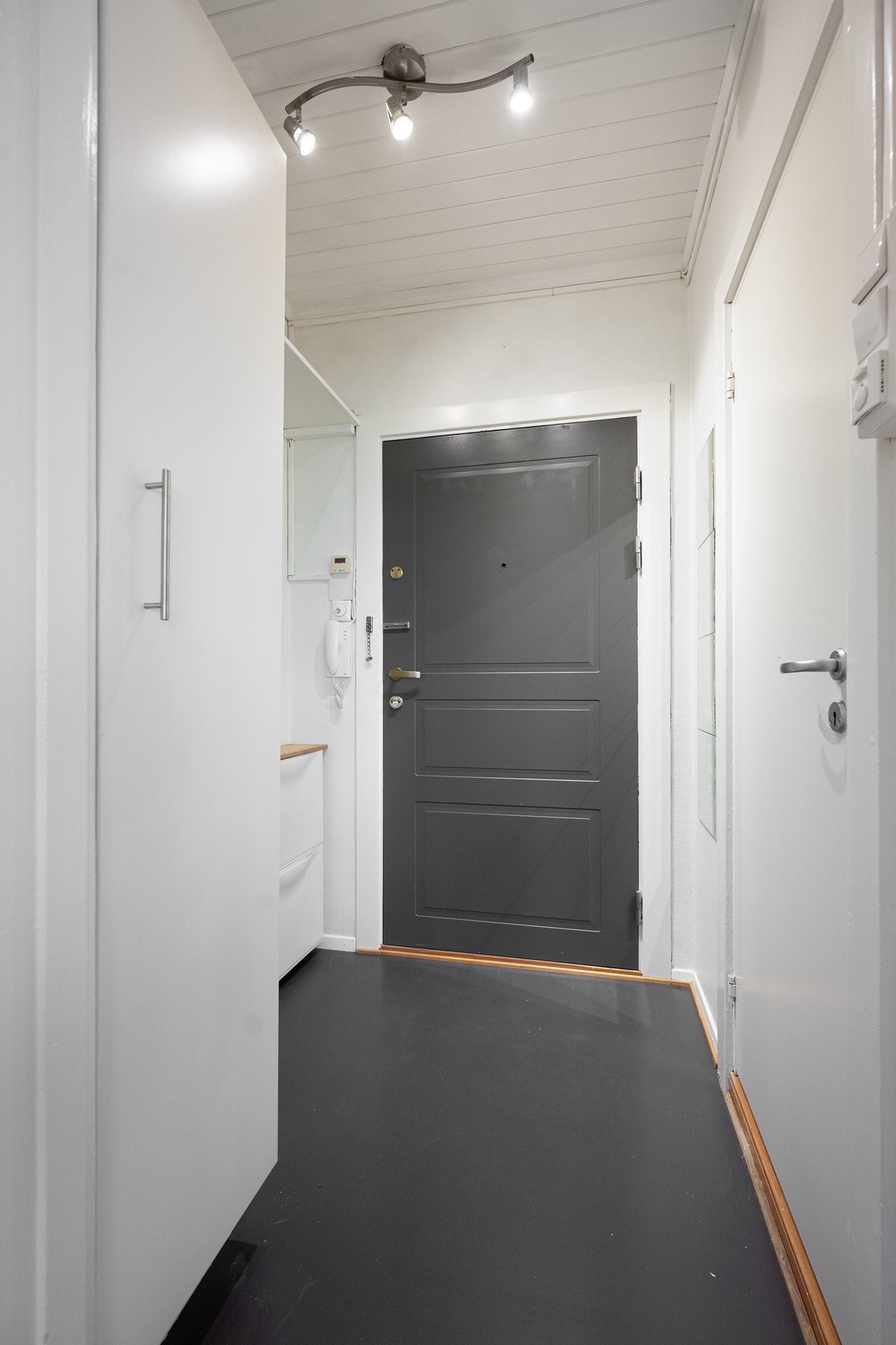 Vi ønskes varmt velkommen av en entré med plass til ytterklær og sko. Galleribilde