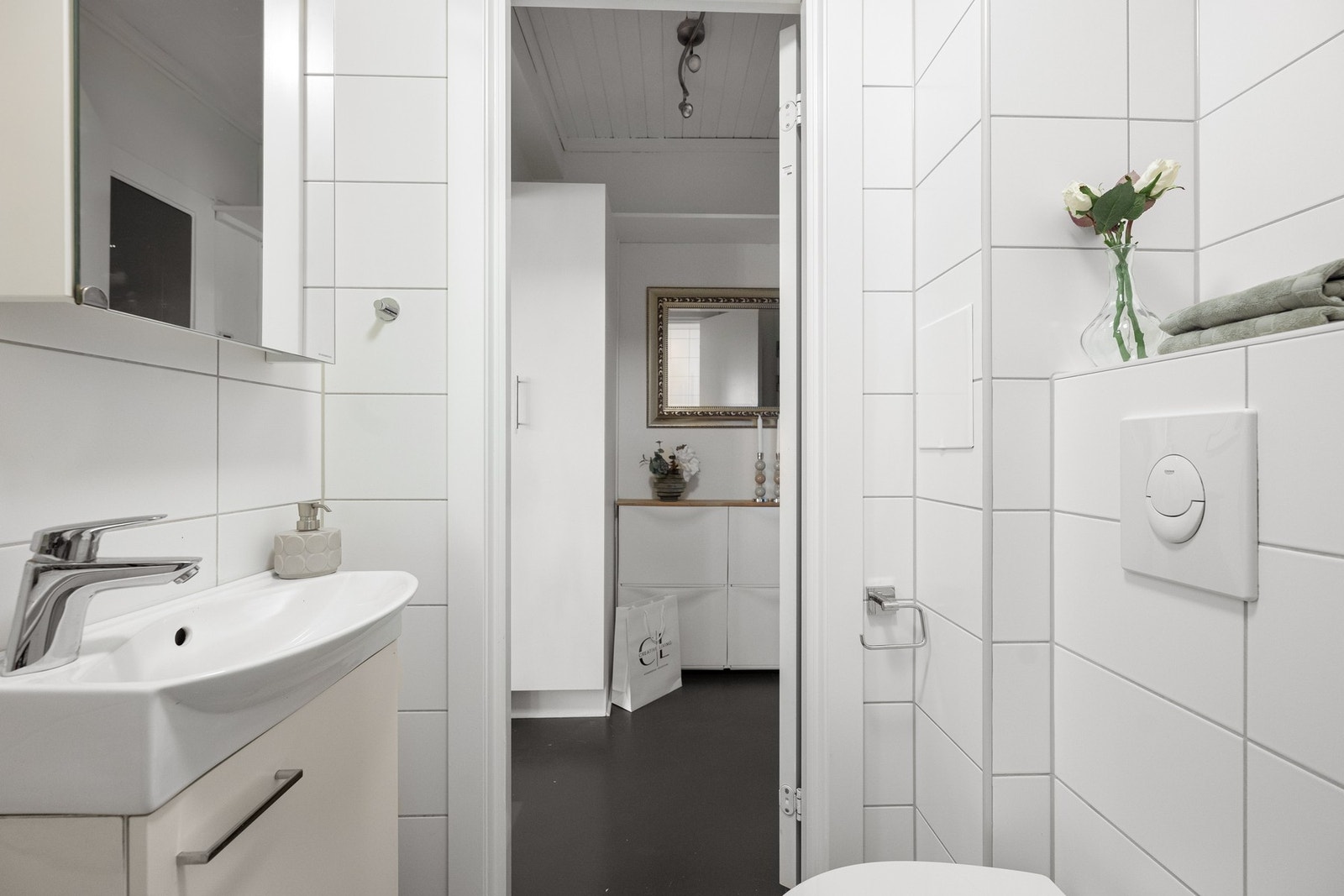 Det er også varme i gulv og opplegg for vaskemaskin. Galleribilde