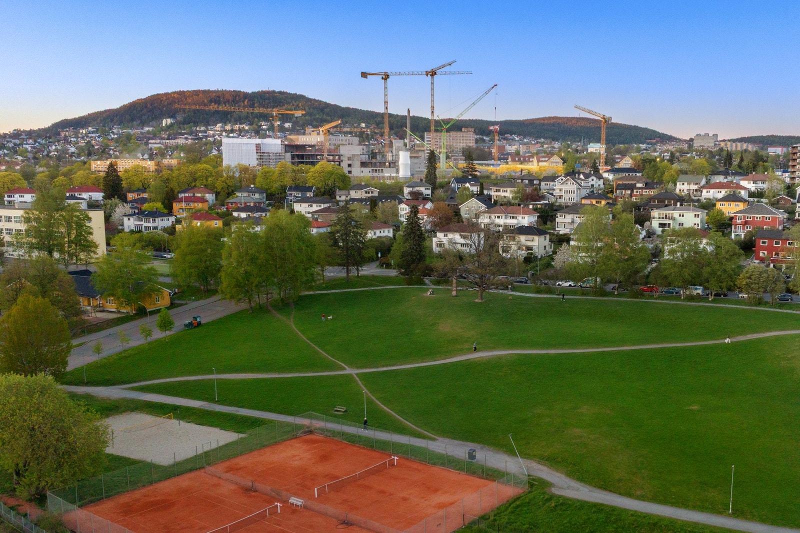 De nærmeste er Sinsenparken og Torshovdalen. Galleribilde