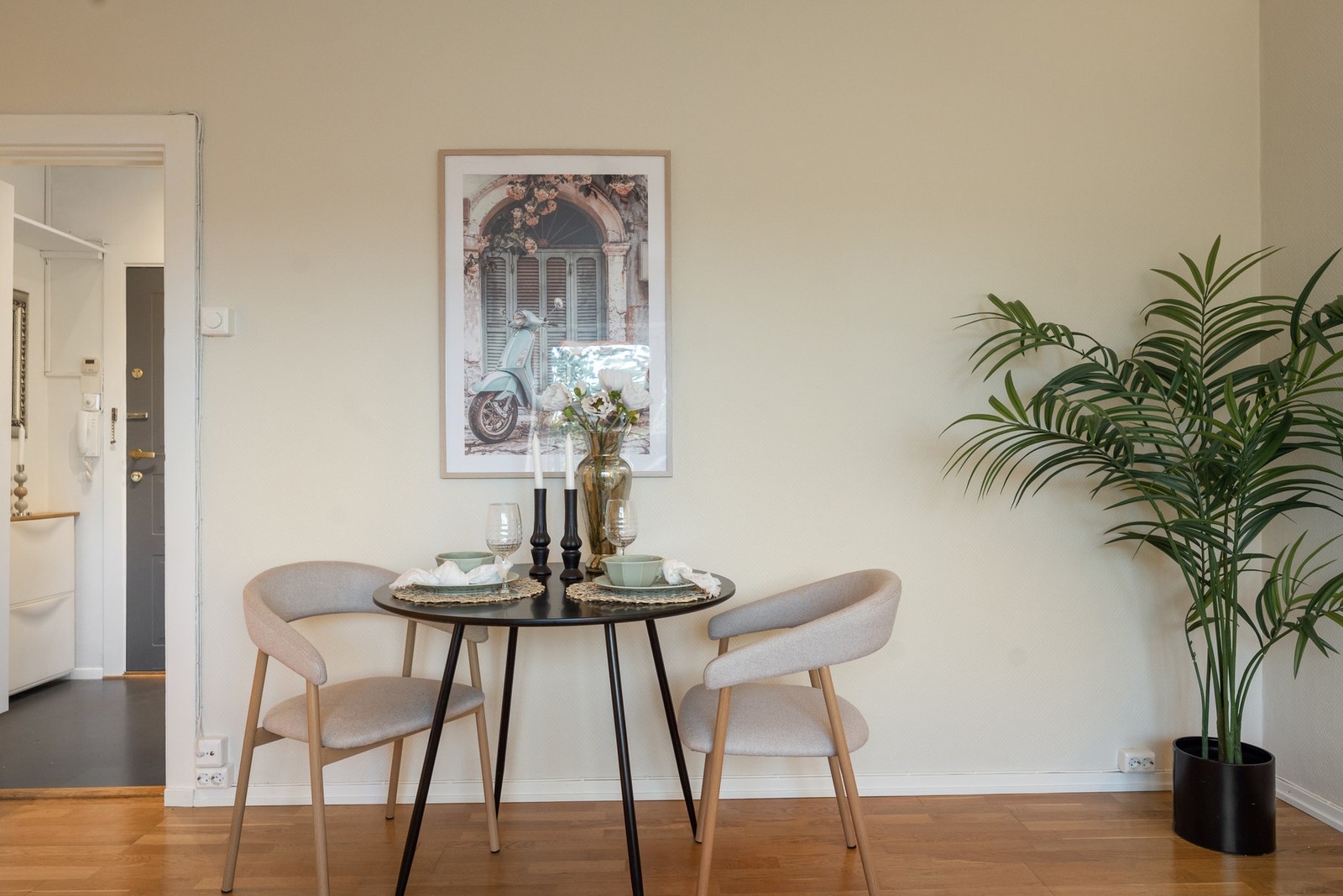 Her er det plass til spisebord som gjør det mulig å invitere venner og familie på hyggelige middager. Galleribilde