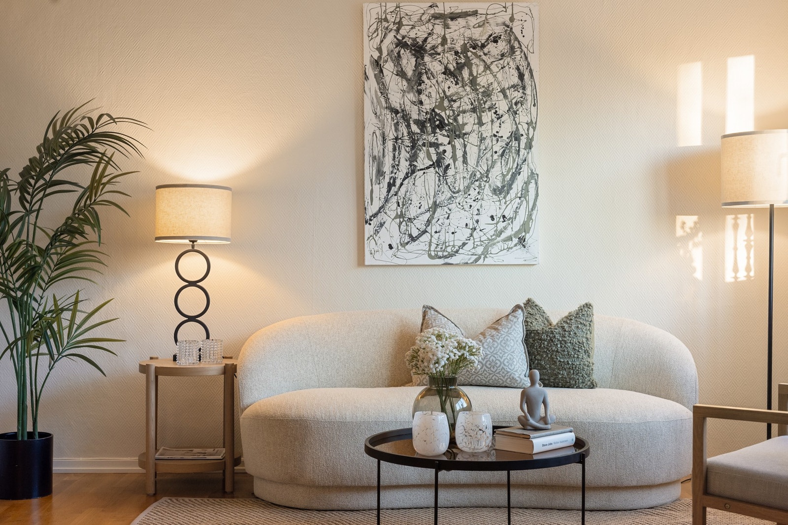 Sofasonen kan enkelt møbleres med sofa, salongbord og TV-møbel, og inviterer til avslapning og hyggelige kvelder. Galleribilde