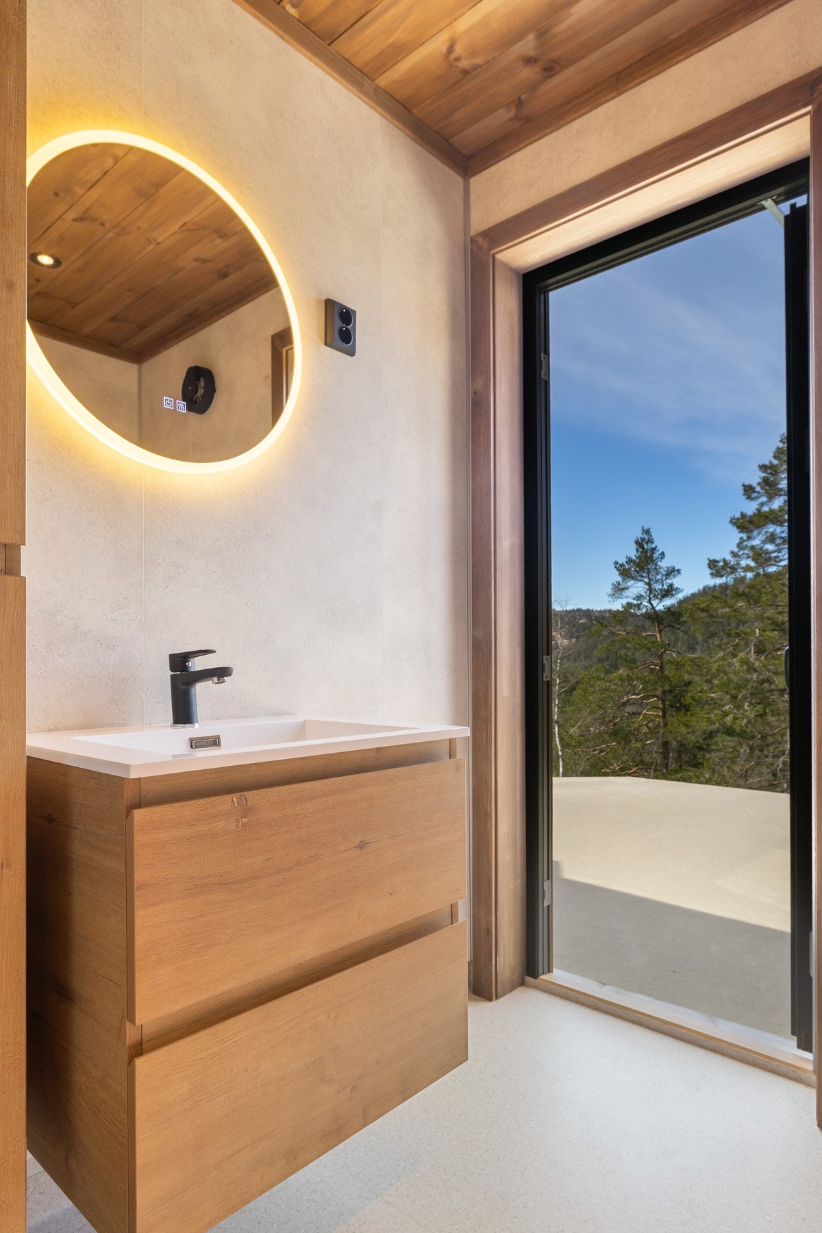 Fra badet har du direkte utgang til platting. Galleribilde