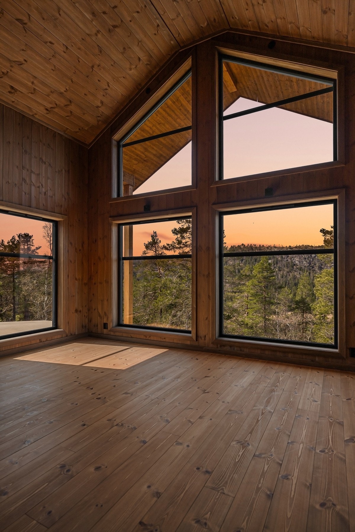 Her får man en lettstelt og innholdsrik fjellhytte med moderne komfort, smarte løsninger og gjennomgående gode kvaliteter, perfekt for avslappende helger og aktive ferier året rundt. Galleribilde