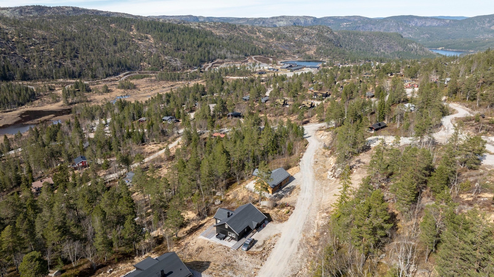 Hytta er plassert høyt og fritt med naturskjønn utsikt over skogkledde åser og variert terreng. Galleribilde