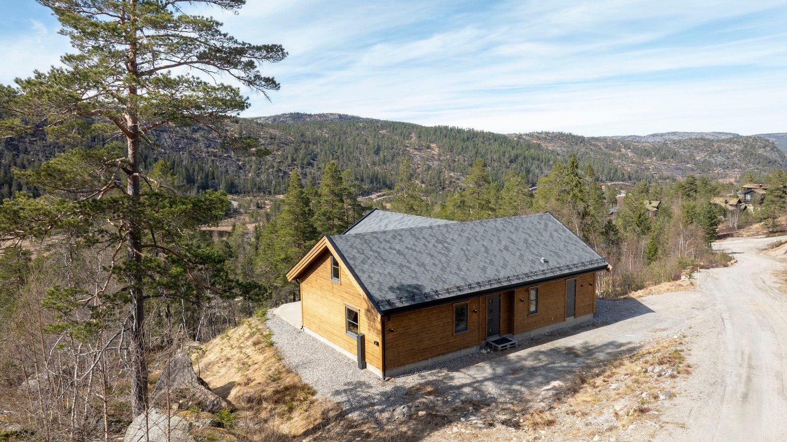 Innkjøring med gode parkeringsmuligheter og enkel adkomst til hytta året rundt. Galleribilde