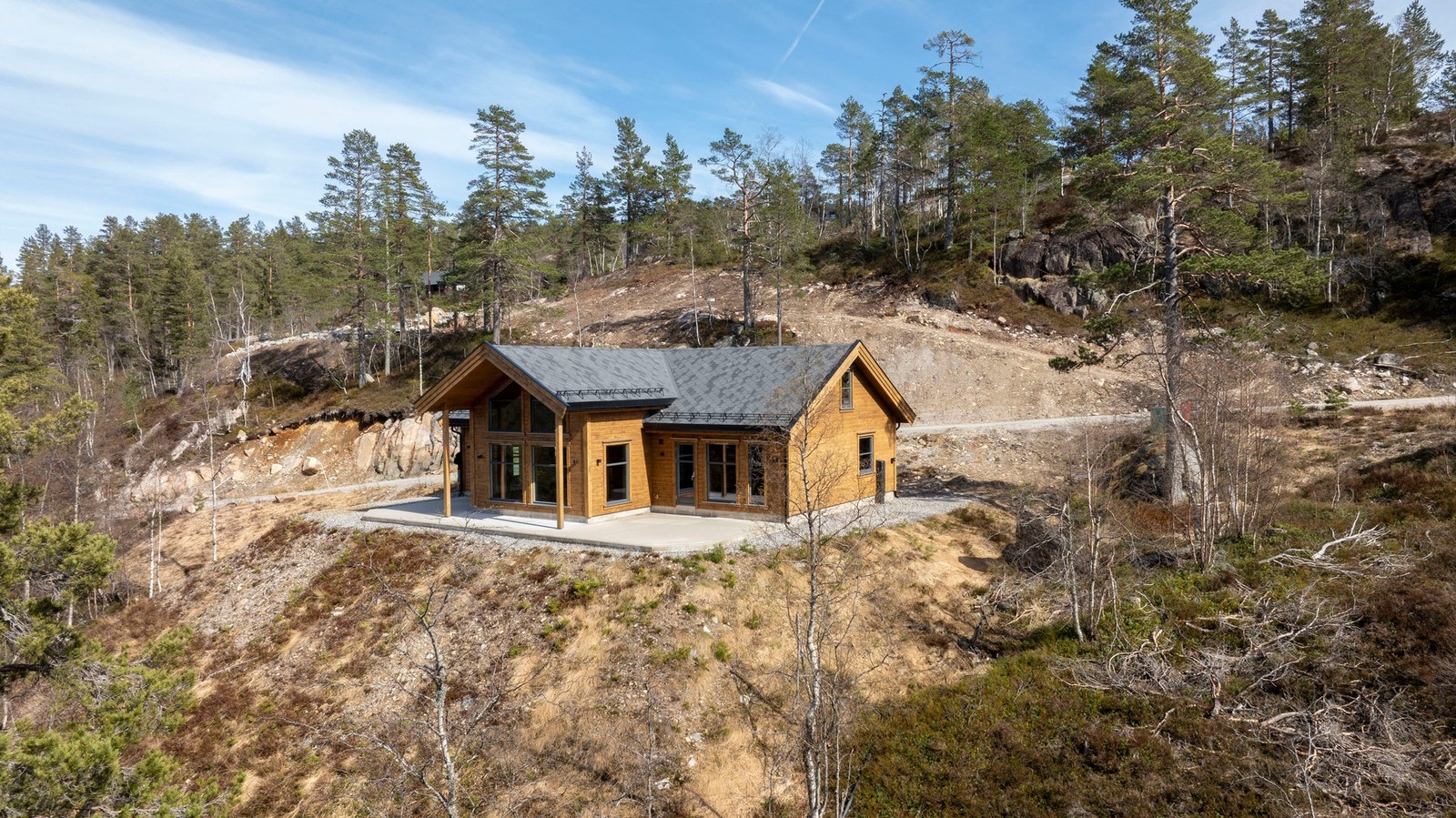 Eiendommen har en luftig og privat beliggenhet omgitt av vakker natur og spredt hyttebebyggelse. Galleribilde