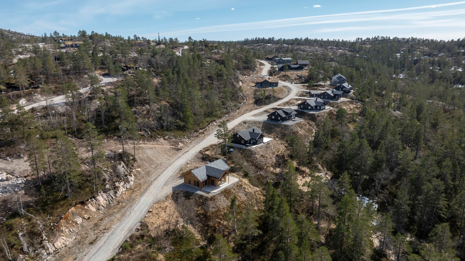 Fra eiendommen er det kort vei til flotte naturområder, turterreng og populære fasiliteter i området. Galleribilde