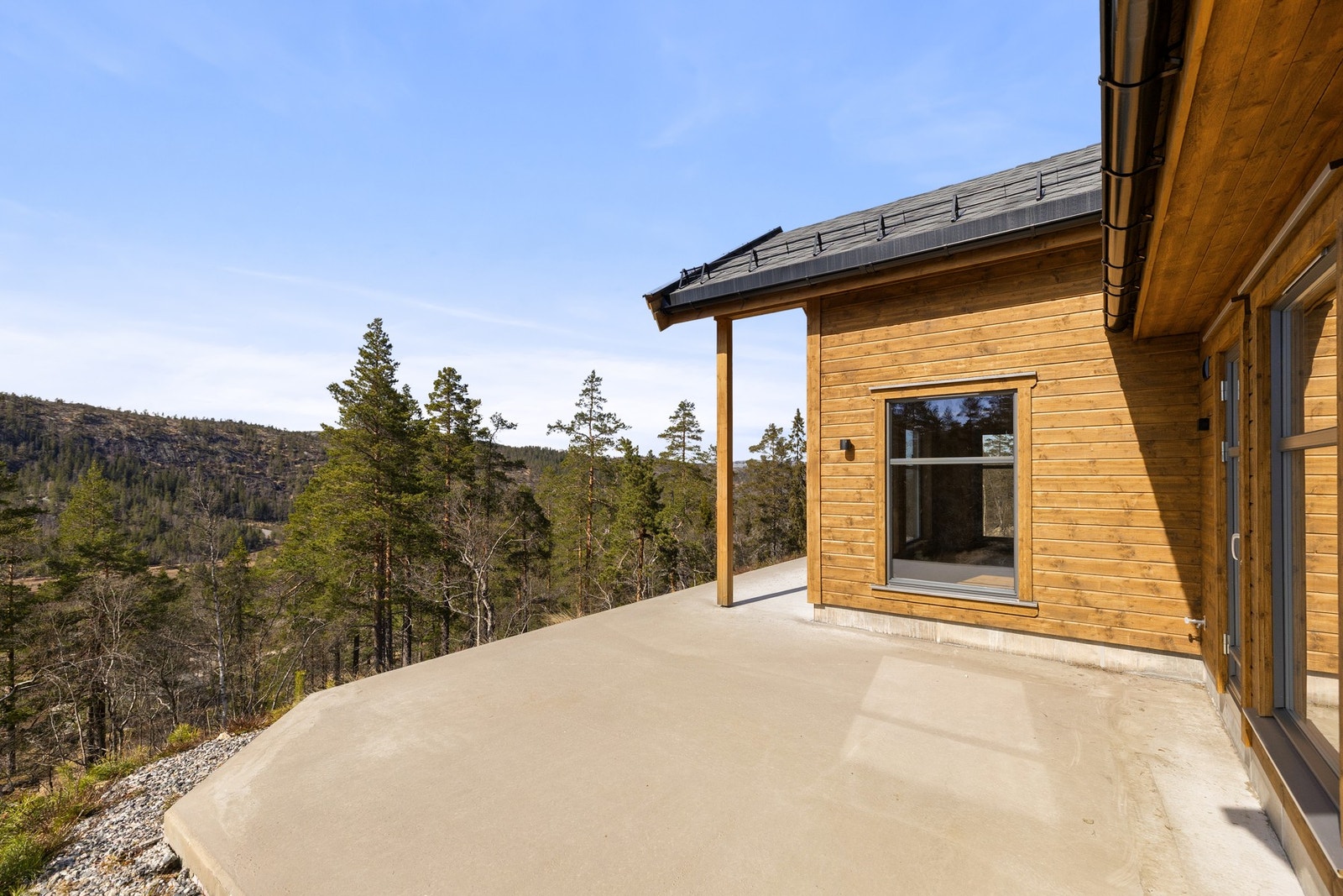 Stor og solrik platting med god plass til flere sittegrupper, her kan utsikten og de rolige omgivelsene nytes fra morgen til kveld. Galleribilde