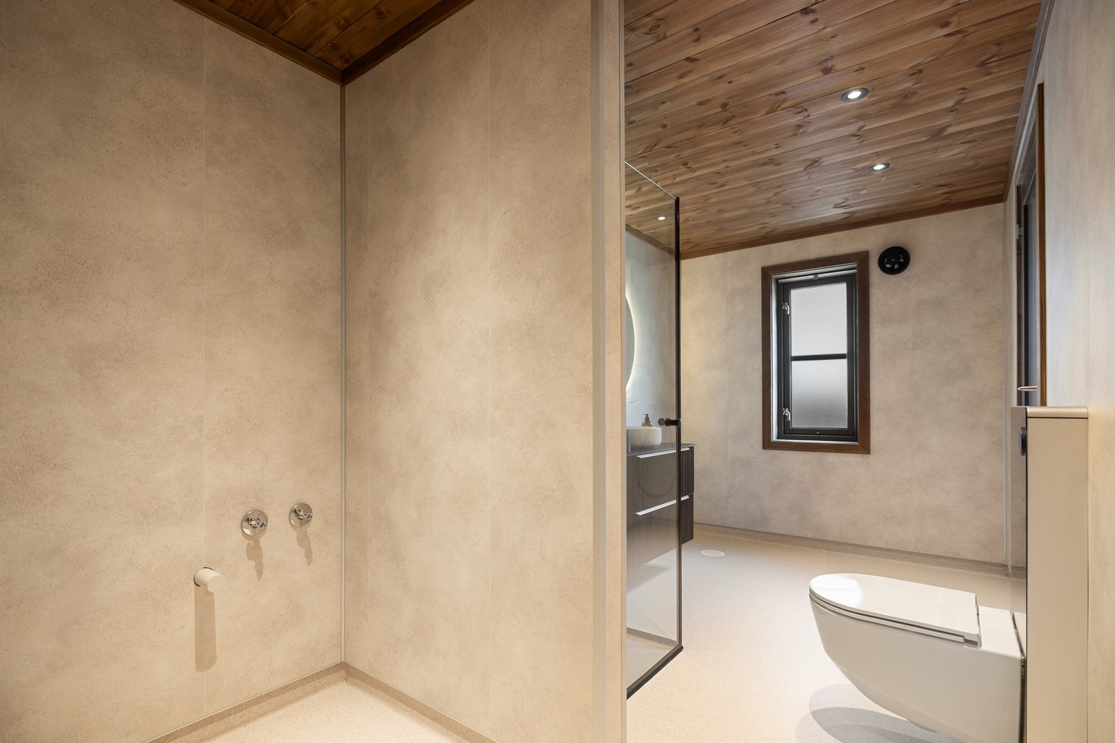 Badet har et moderne og delikat uttrykk med gjennomgående materialvalg og lune detaljer. Galleribilde