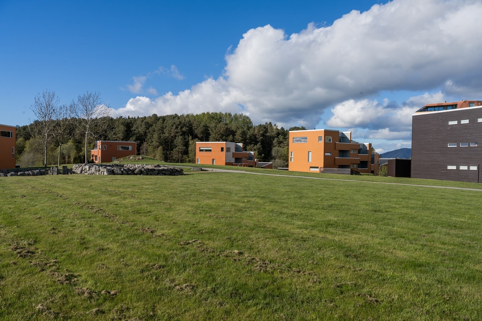 Boligområdet ligger sentralt plassert på Lura/Varatun med kort vei til de fleste fasiliteter man måtte trenge i det daglige. Galleribilde