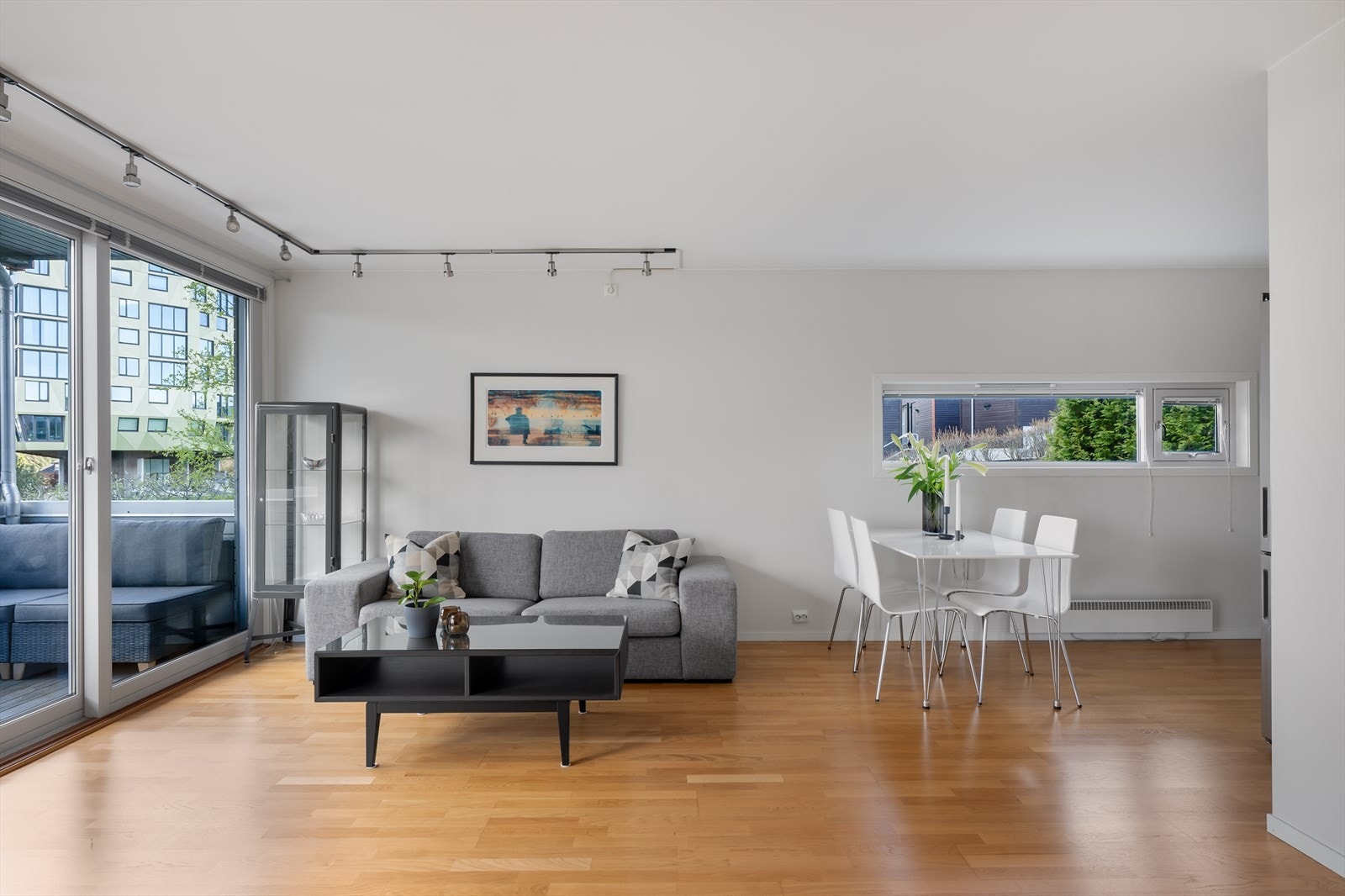 Her har man god plass til å møblere i flere soner med både sofa og spisegruppe. Galleribilde