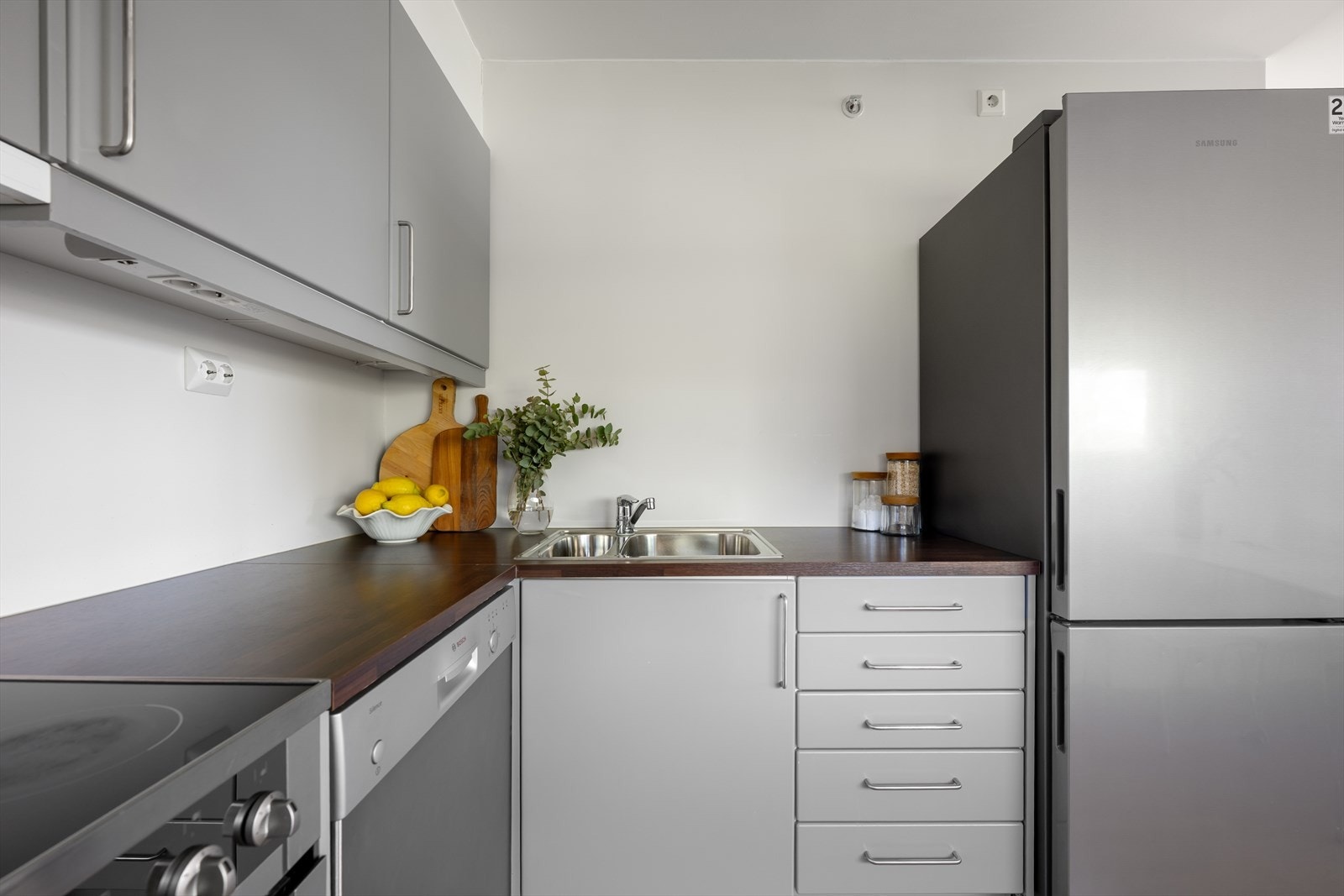 Kjøkkenet er ellers utstyrt med frittstående oppvaskmaskin, kjøleskap, komfyr og kjøkkenventilator koblet til eget anlegg med avtrekk ut. Galleribilde