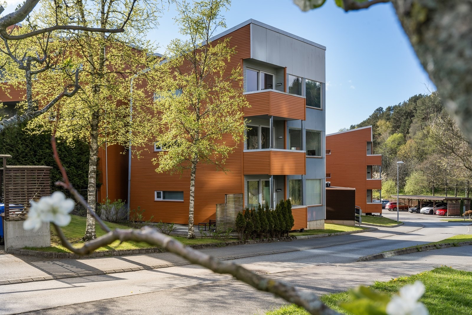 Leiligheten ligger i et boligbygg fra 2007 som er del av et sameie med 10 seksjoner. Leiligheten ligger fint plassert i byggets andre etasje. Galleribilde