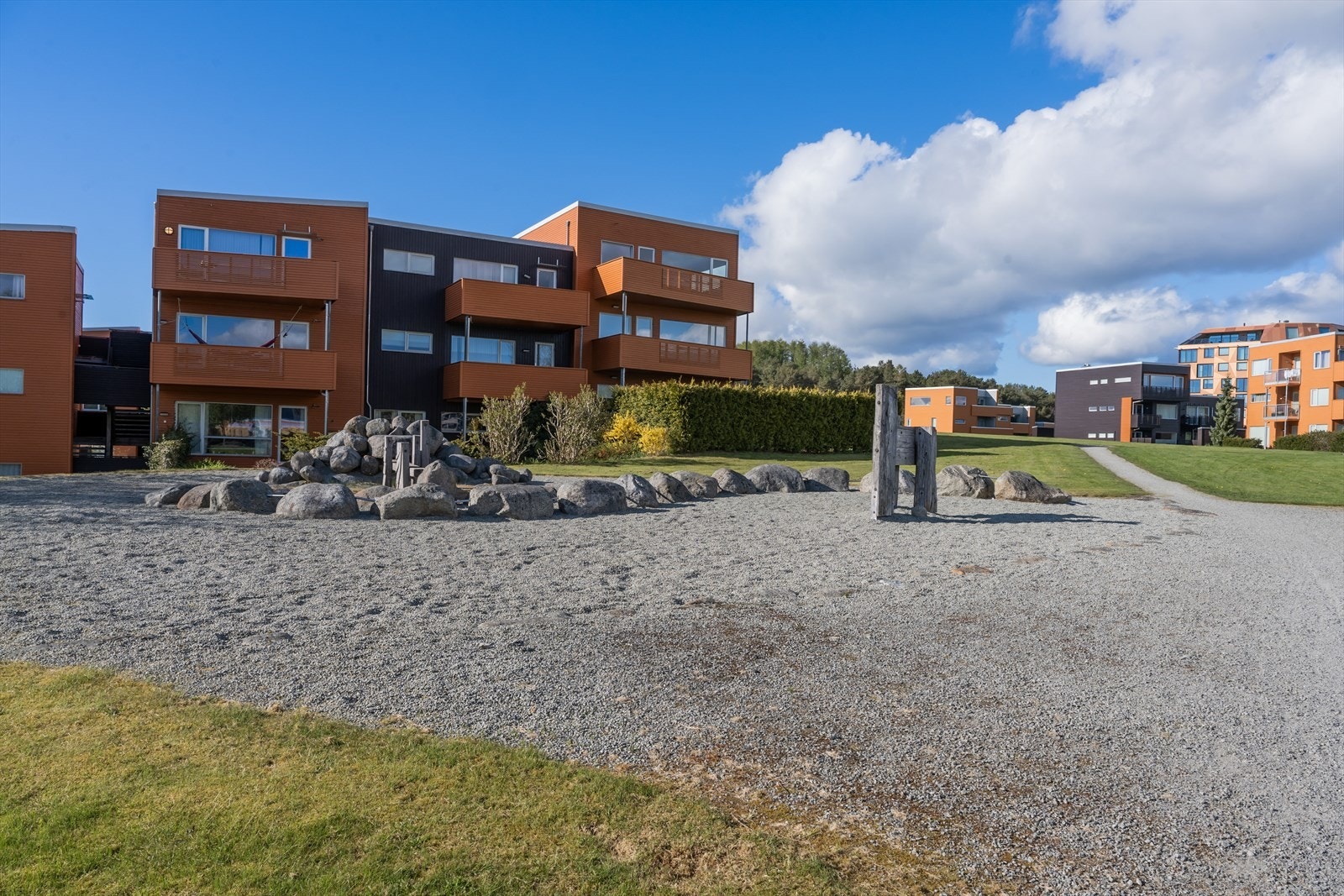 Området rundt boligbygget er pent opparbeidet med grøntarealer, beplantning, lekeplasser og sittegrupper. Galleribilde