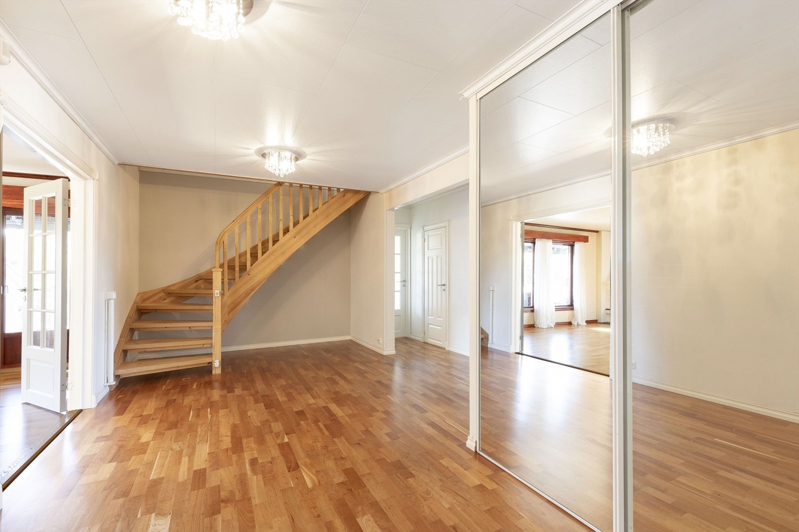014_Romslig hall med skyvedørsgarderobe. .jpg Galleribilde