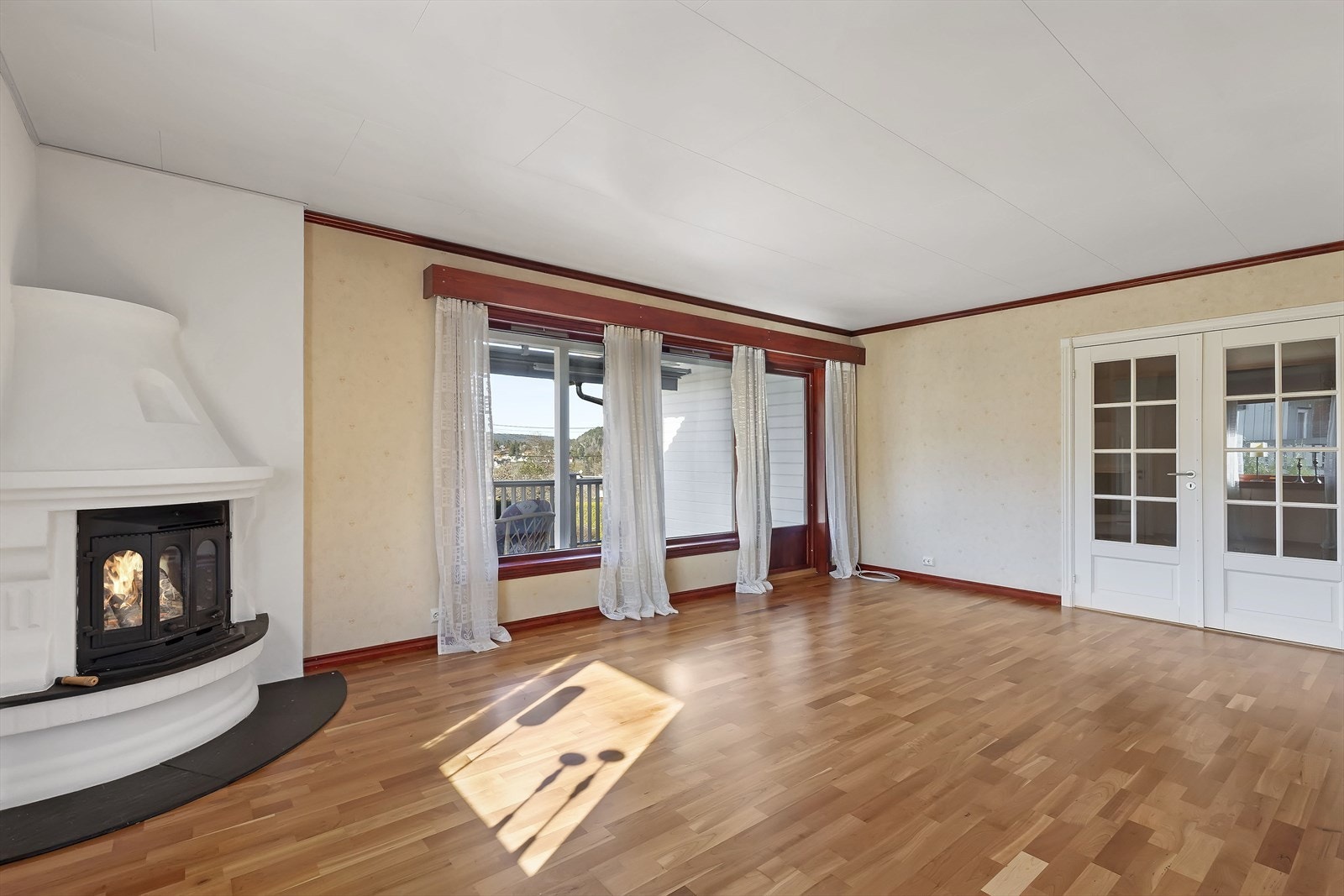 Stue 1 - peisinnsats og utgang til terrasse Galleribilde