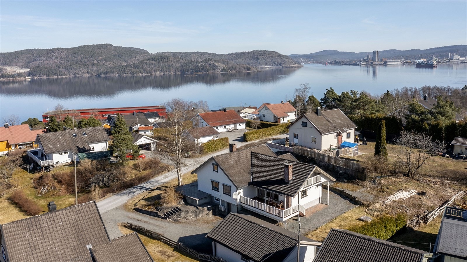 Boligen har en fin beliggenhet i et stille og sentralt boligområde på Herre Galleribilde