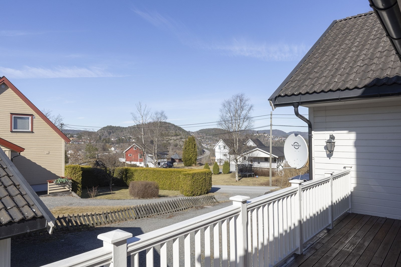 Solrik veranda med med fin utsikt Galleribilde