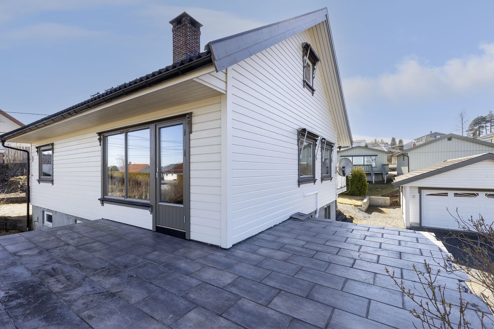 Nordvestvendt terrasse ut fra stuekjøkken. Galleribilde