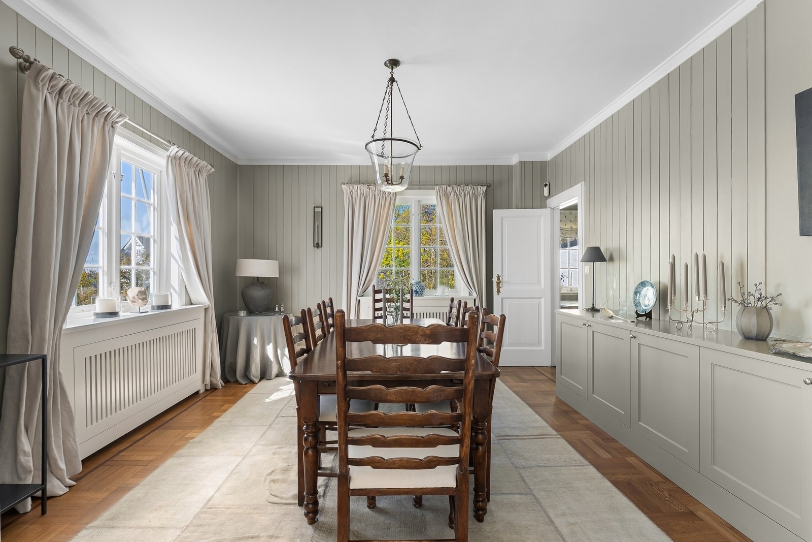Spisestuen med god plass til stort spisebord. Galleribilde