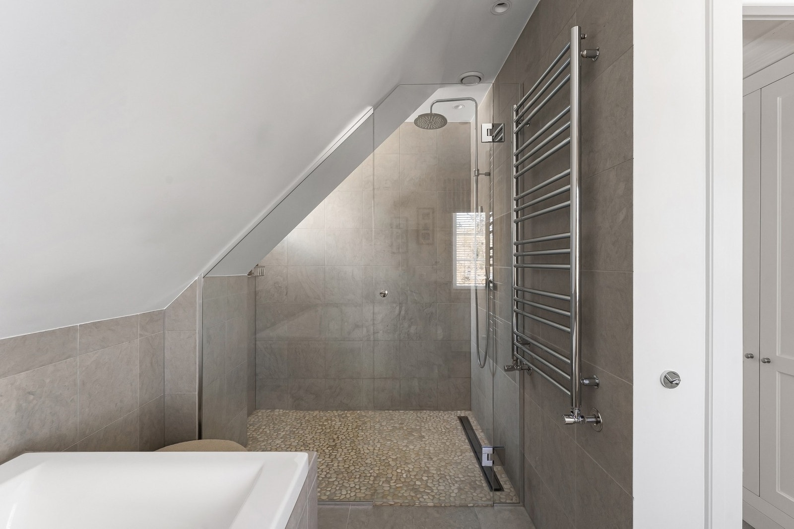 Egen dusjnisje på badet. Galleribilde