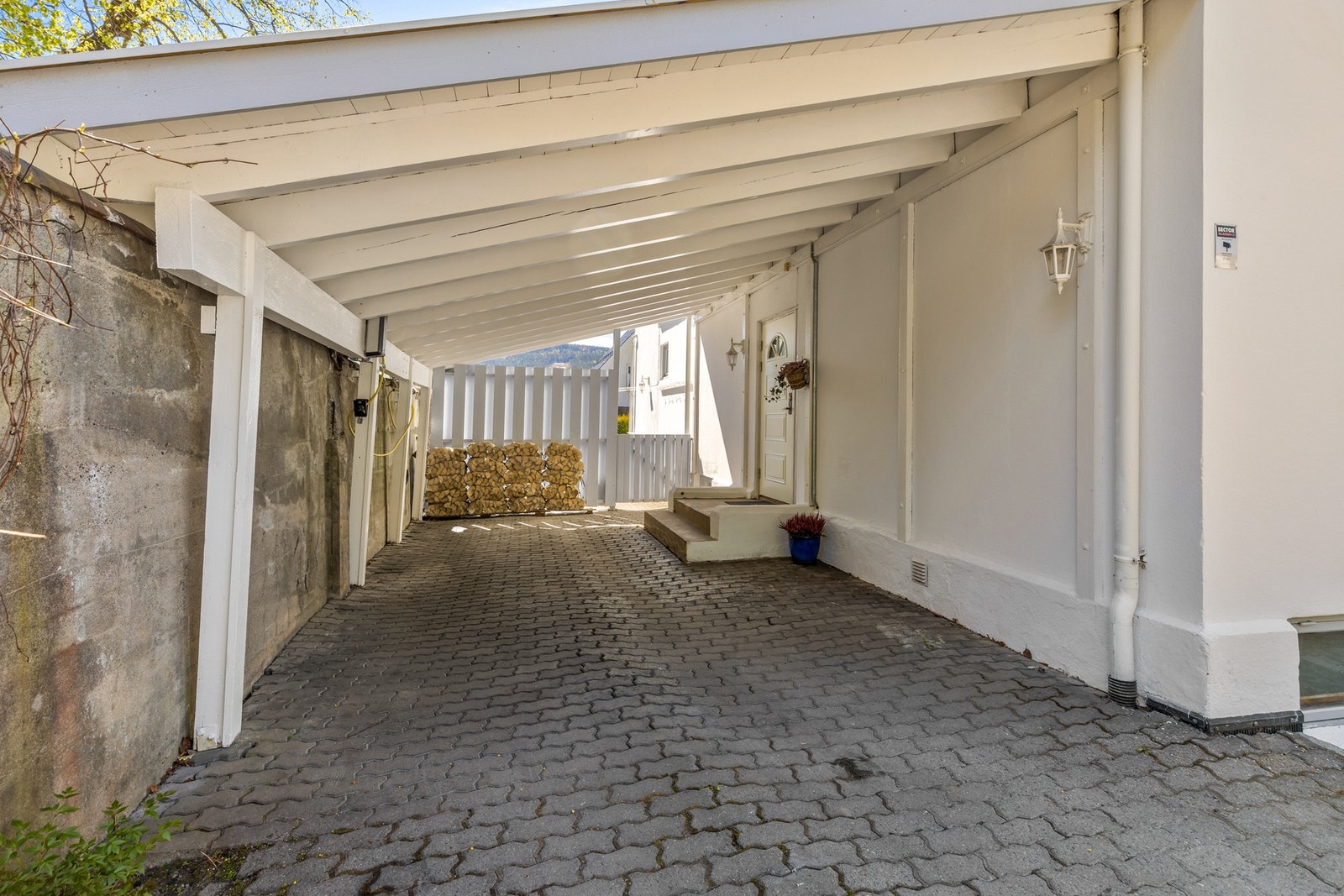 Det er montert elbillader i carport Galleribilde