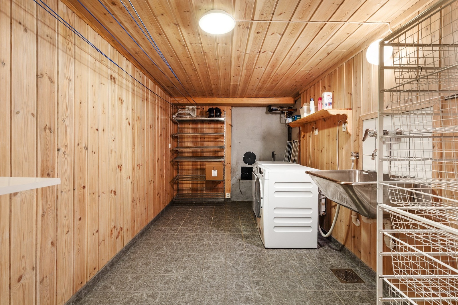 Vaskerom med skyllekar, opplegg for vaskemaskin og elektrisk/fuktstyrt vifte Galleribilde