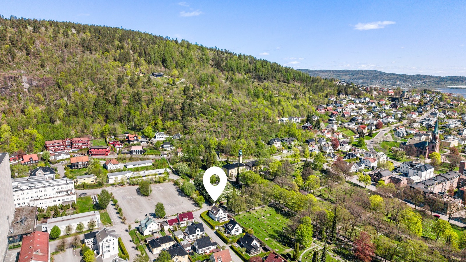Eiendommen har en svært attraktiv beliggenhet i det sjarmerende og ikoniske boligstrøket kjent som "det engelske kvarter" på Bragernes, midt i Drammen sentrum Galleribilde