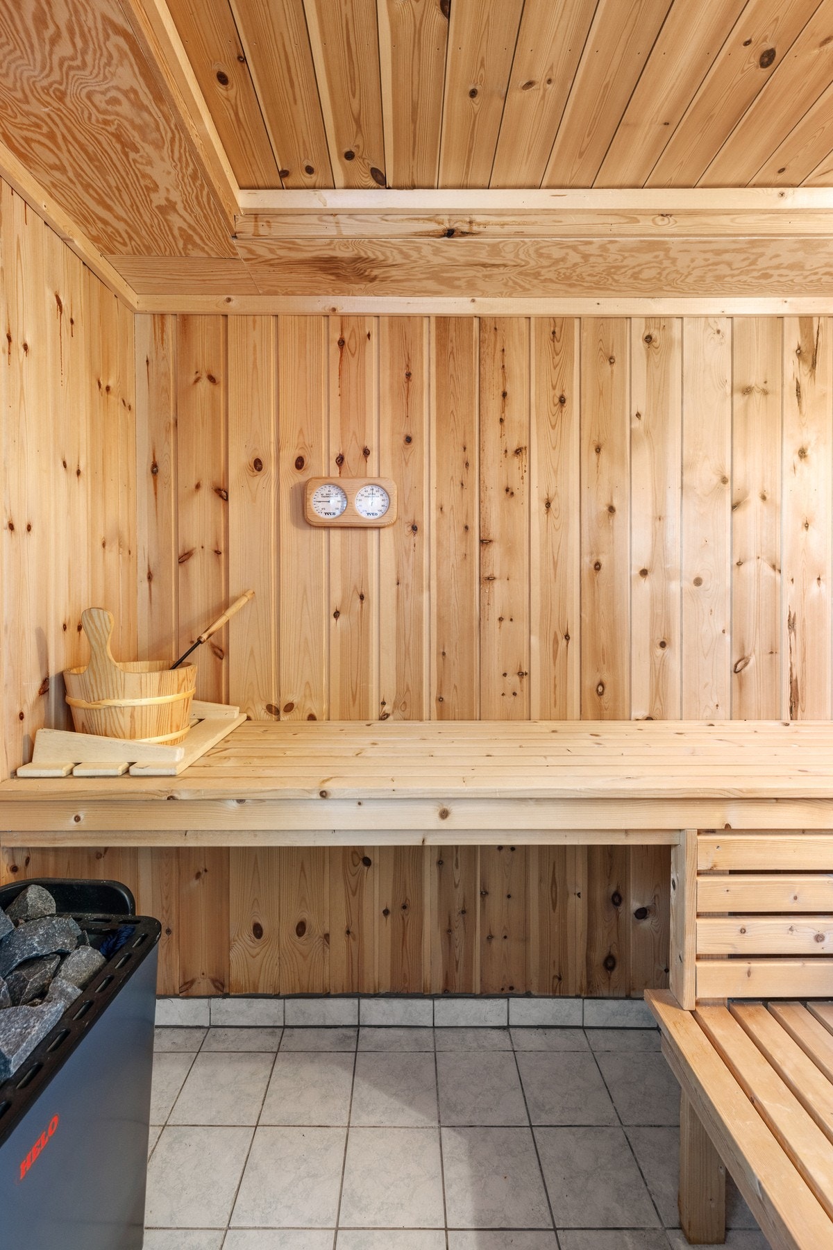 Fra badet er det adkomst til badstue med plassbygde benker og elektrisk badstueovn Galleribilde