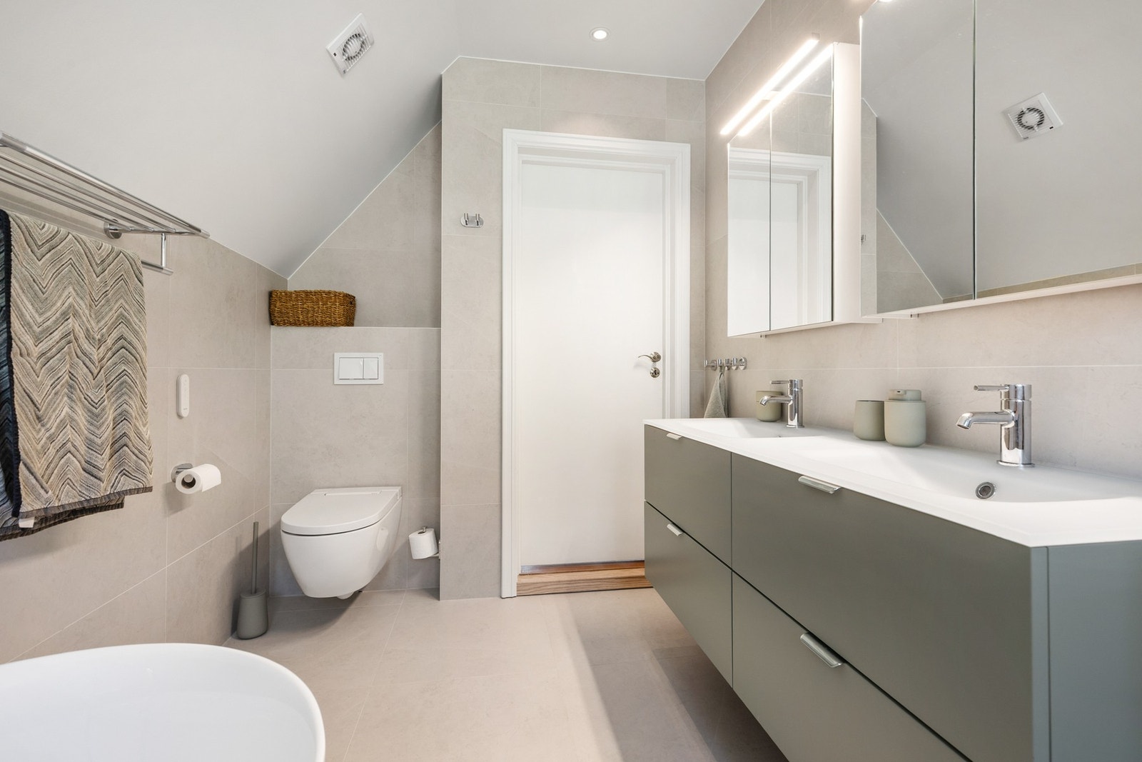 Badet har elektrisk styrt vifte Galleribilde