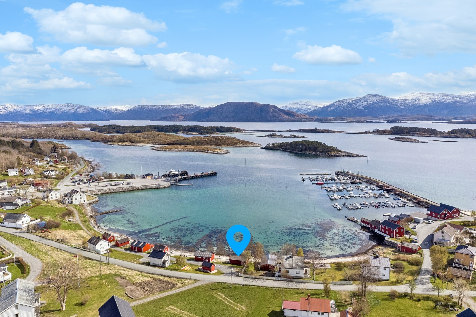 Velkommen til Tjøtta og naust i strandkanten. Med fergekaien like ved er dette et knutepunkt for å utforske Helgelandskysten, inkludert Vegaøyene og UNESCO Verdensarven. Foto: EFKT Galleribilde