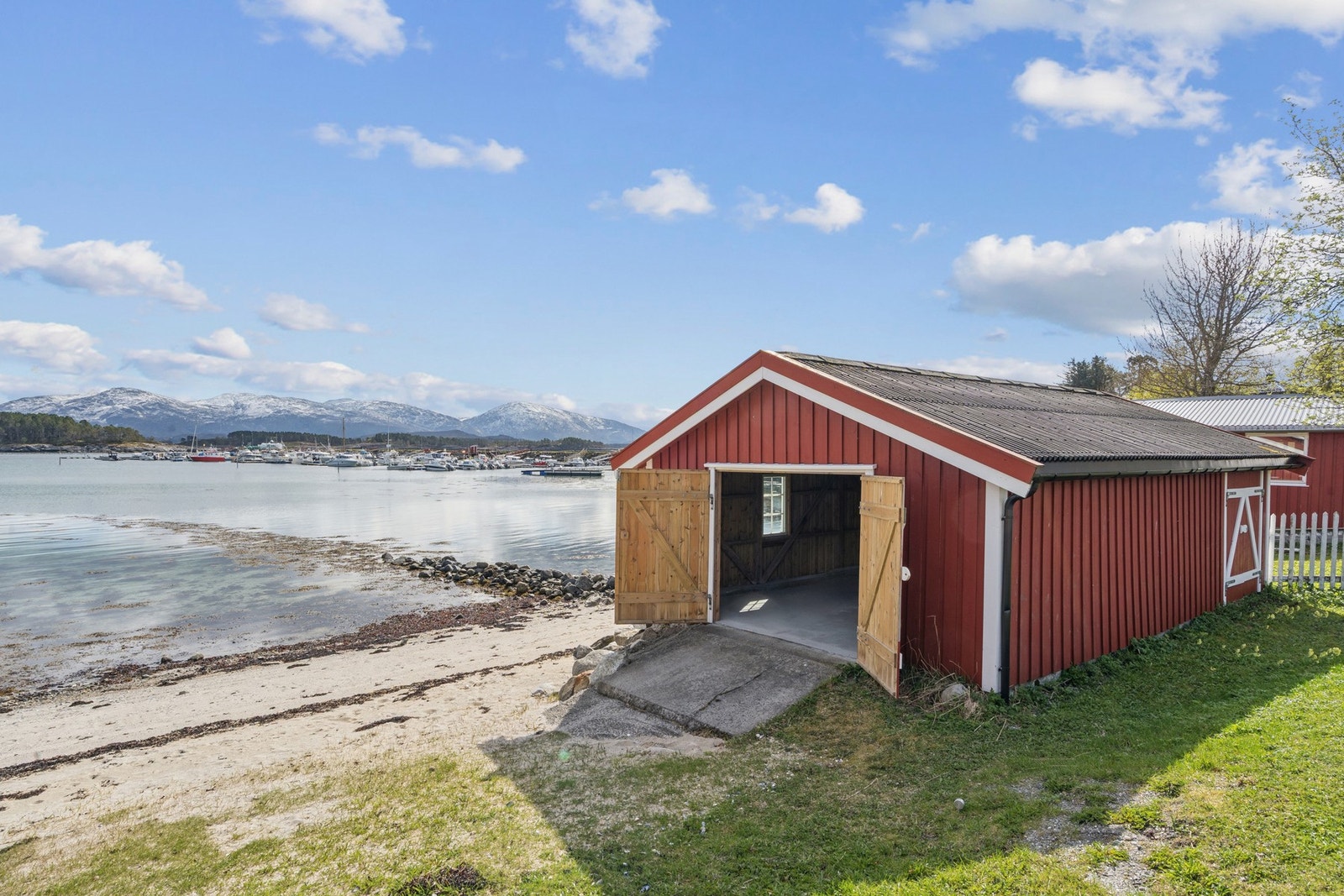 Naustet ble opprinnelig oppført ifølge matrikkelinformasjon rundt 1973, og sist oppgradert rundt 2013 bl.a. nytt tak og vinduer. Galleribilde