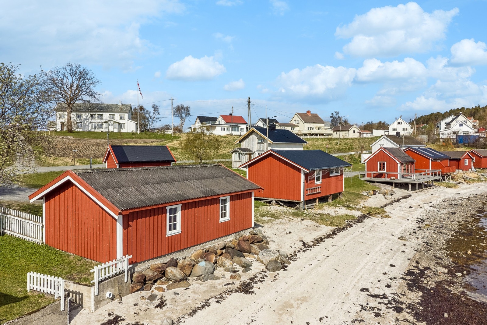 Naustet er en del av det etablerte og sjarmerende fritidsmiljøet på Tjøtta. Galleribilde