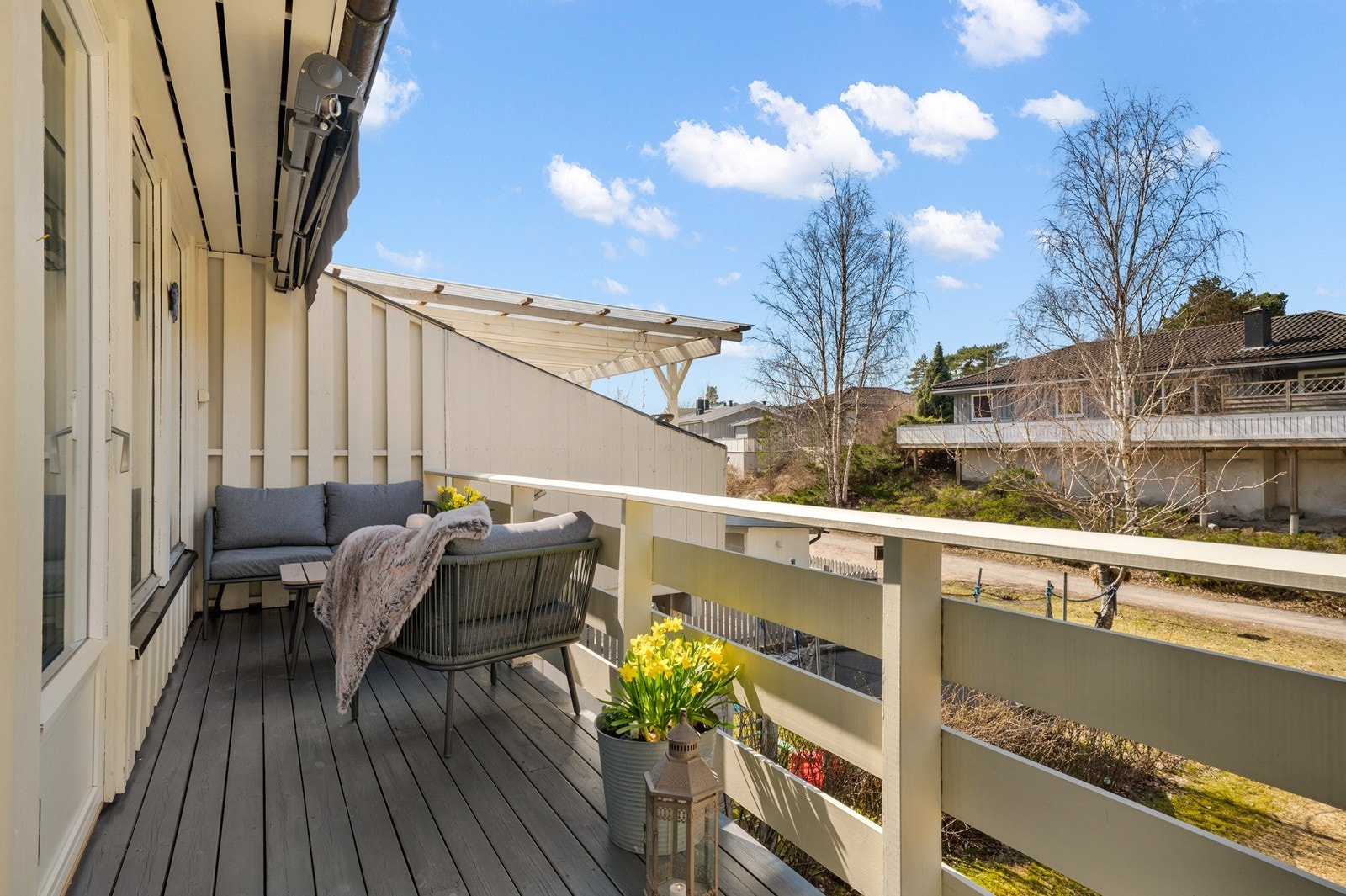 Fra stuen er det utgang til en romslig, vestvendt terrasse. Balkongdøren ble skiftet i 2018. Galleribilde