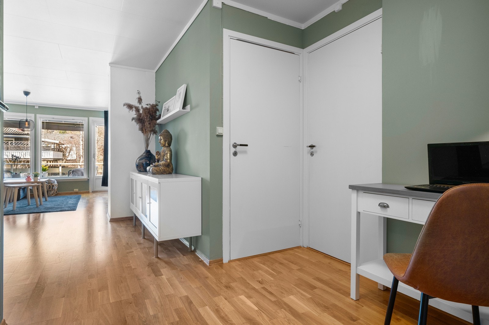 En praktisk krok i tilknytning til stuen er ideell for en hjemmekontorløsning. Galleribilde
