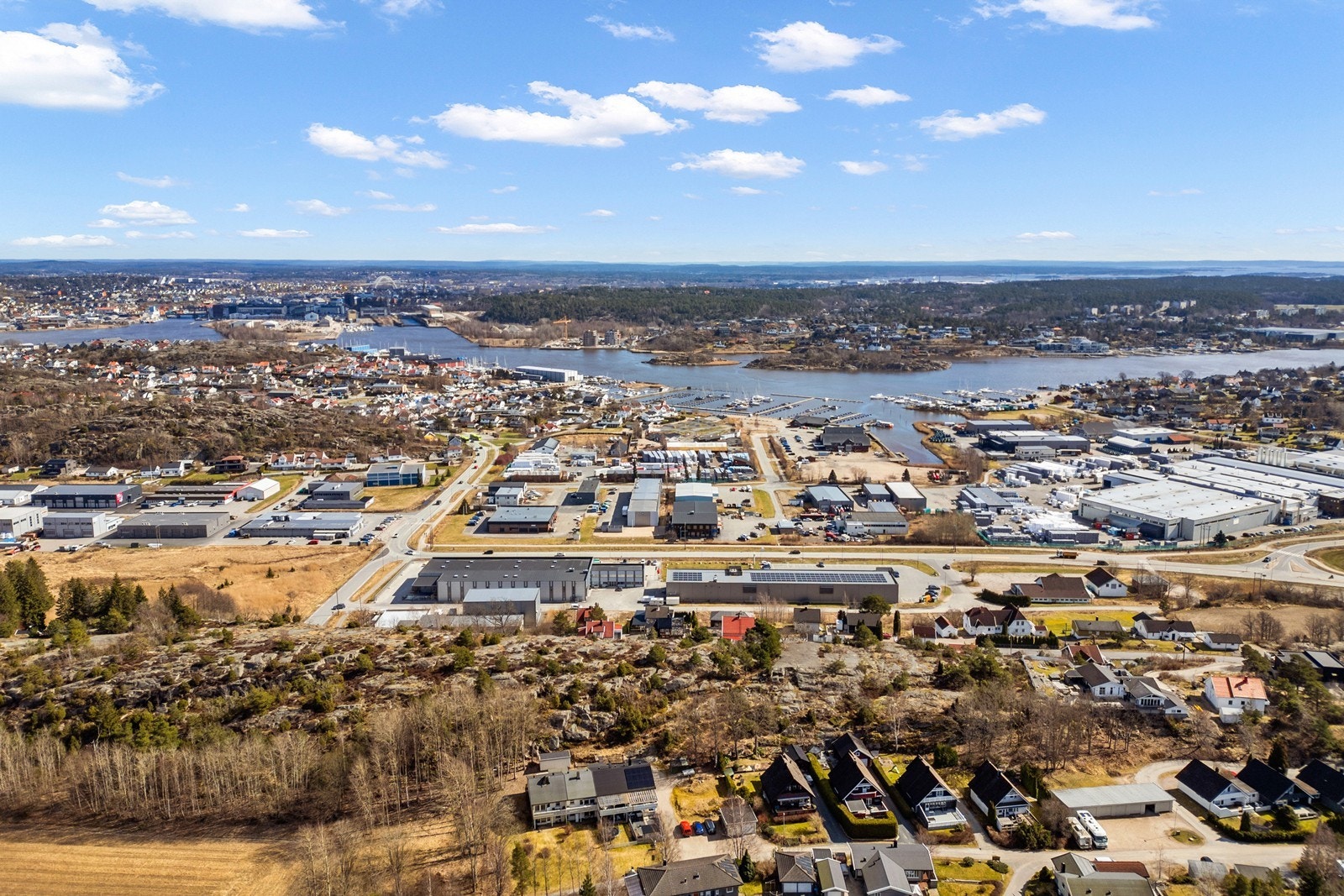 Eiendommen ligger i et etablert og barnevennlig område på Volleberget/Rødvollen. Galleribilde