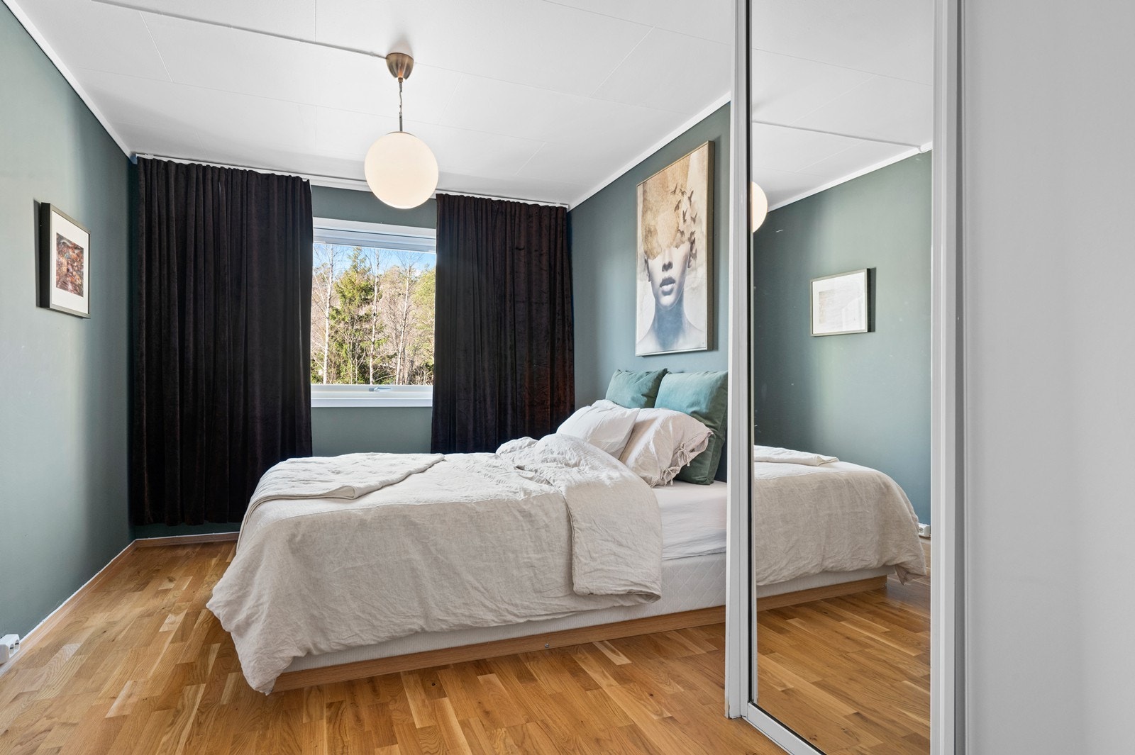 Soverommet har en romslig skyvedørsgarderobe med speilfronter. Galleribilde